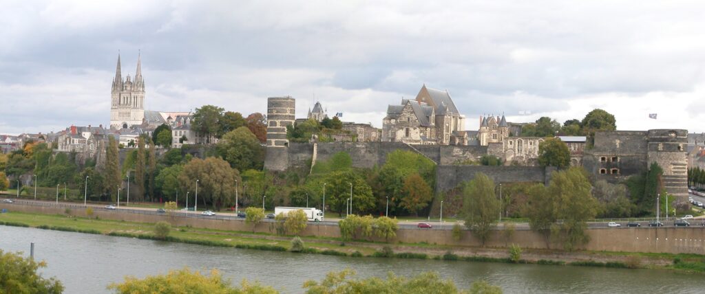 Les bords de la Maine à Angers, avec le château et la cathédrale Saint-Maurice