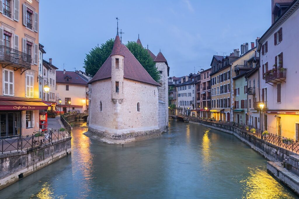 Le Palais de l’Île au milieu du Thiou dans la vieille ville d’Annecy