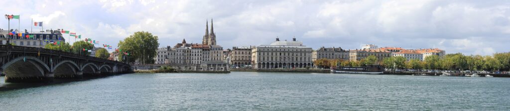 Panorama de Bayonne et de l’Adour, avec la cathédrale Sainte-Marie et l’hôtel de ville