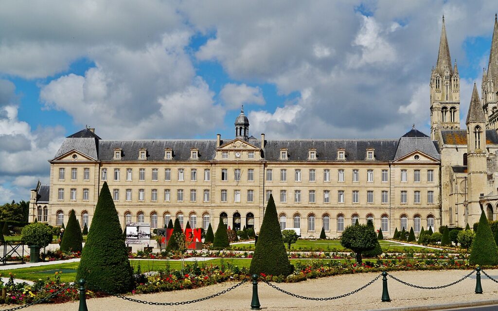 L’hôtel de ville de Caen dans l’ancienne abbaye aux Hommes