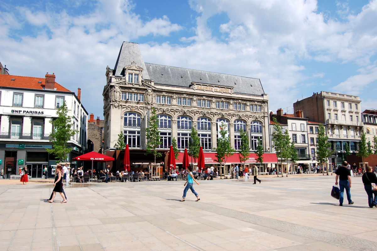 La place de Jaude et ses façades à Clermont-Ferrand