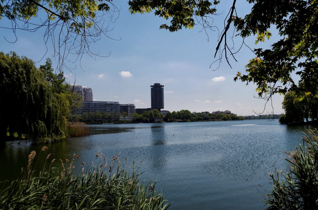Le lac de Créteil et son paysage urbain