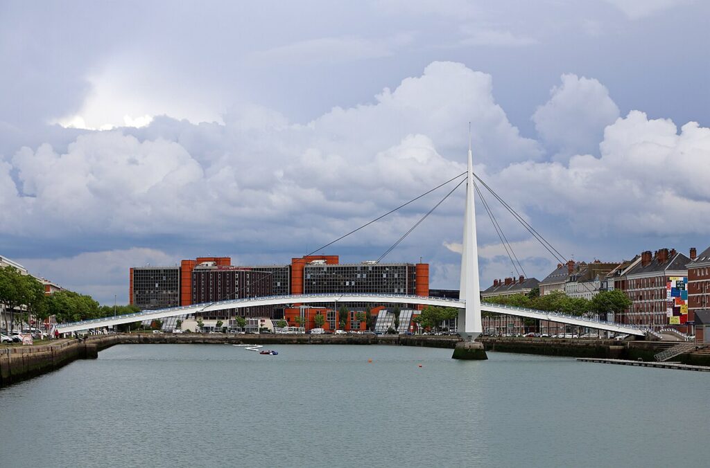 Le bassin du Commerce et sa passerelle au Havre