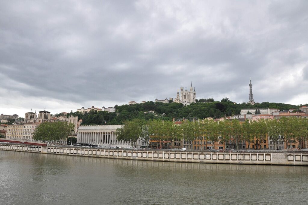 Les quais de Saône à Lyon et la basilique de Fourvière