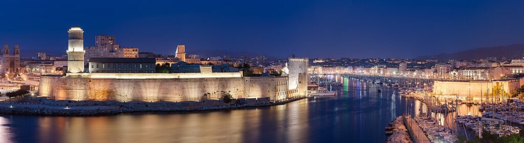 Le Vieux-Port de Marseille illuminé, vu depuis le parc du Pharo