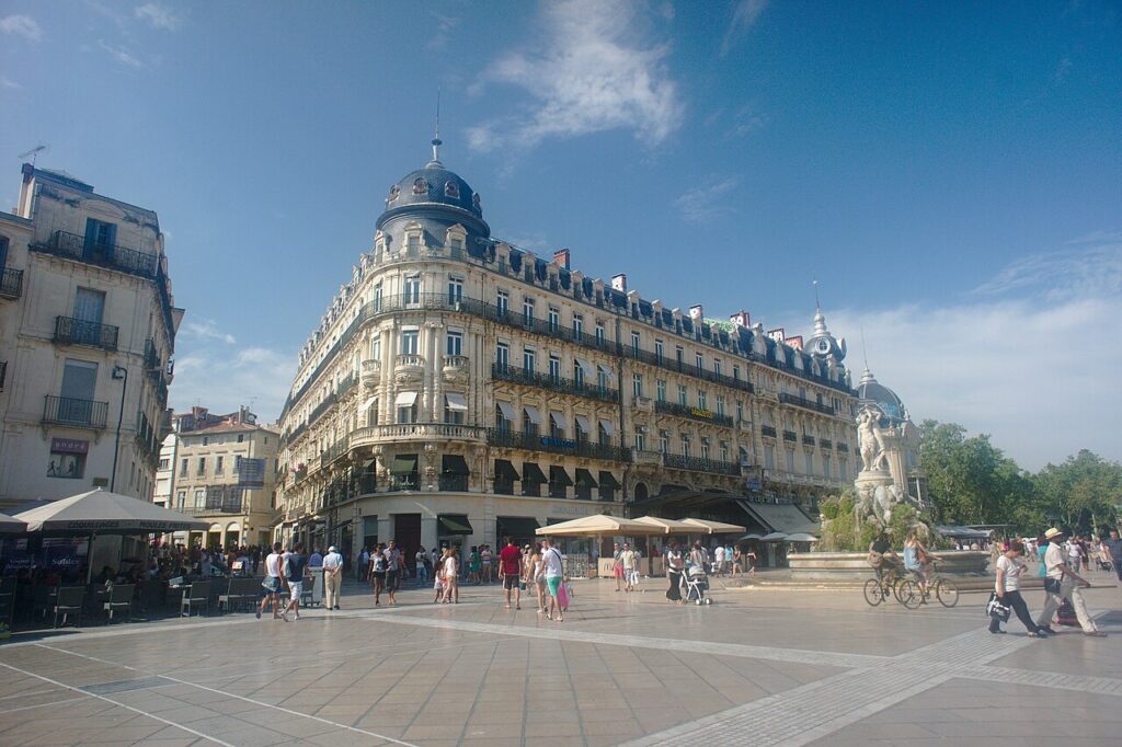 Les façades et la place de la Comédie à Montpellier