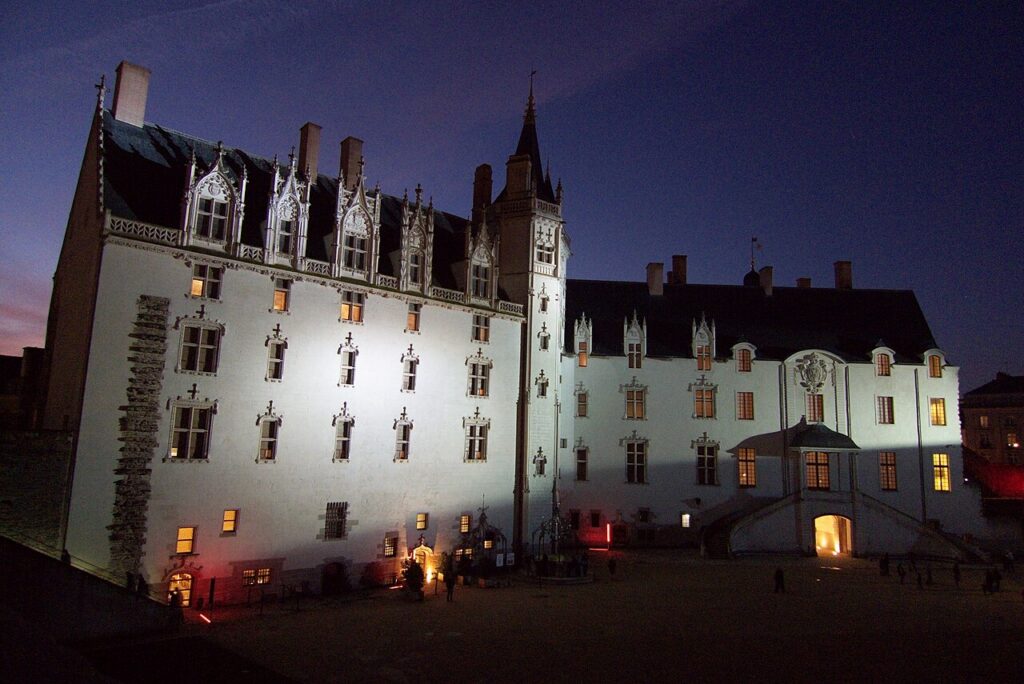 Le château des ducs de Bretagne à Nantes illuminé à la tombée de la nuit