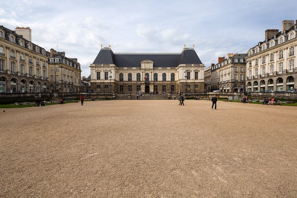 Vue de la place du Parlement-de-Bretagne à Rennes depuis son entrée sud
