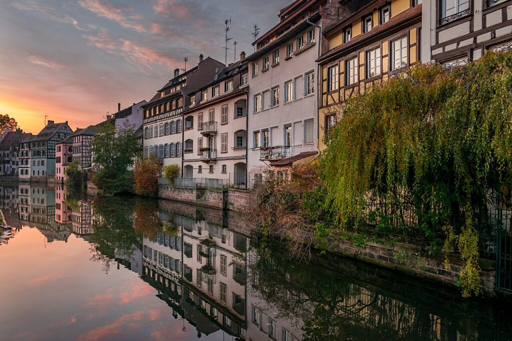Maisons à colombages et canaux de la Petite France à Strasbourg à la lumière dorée