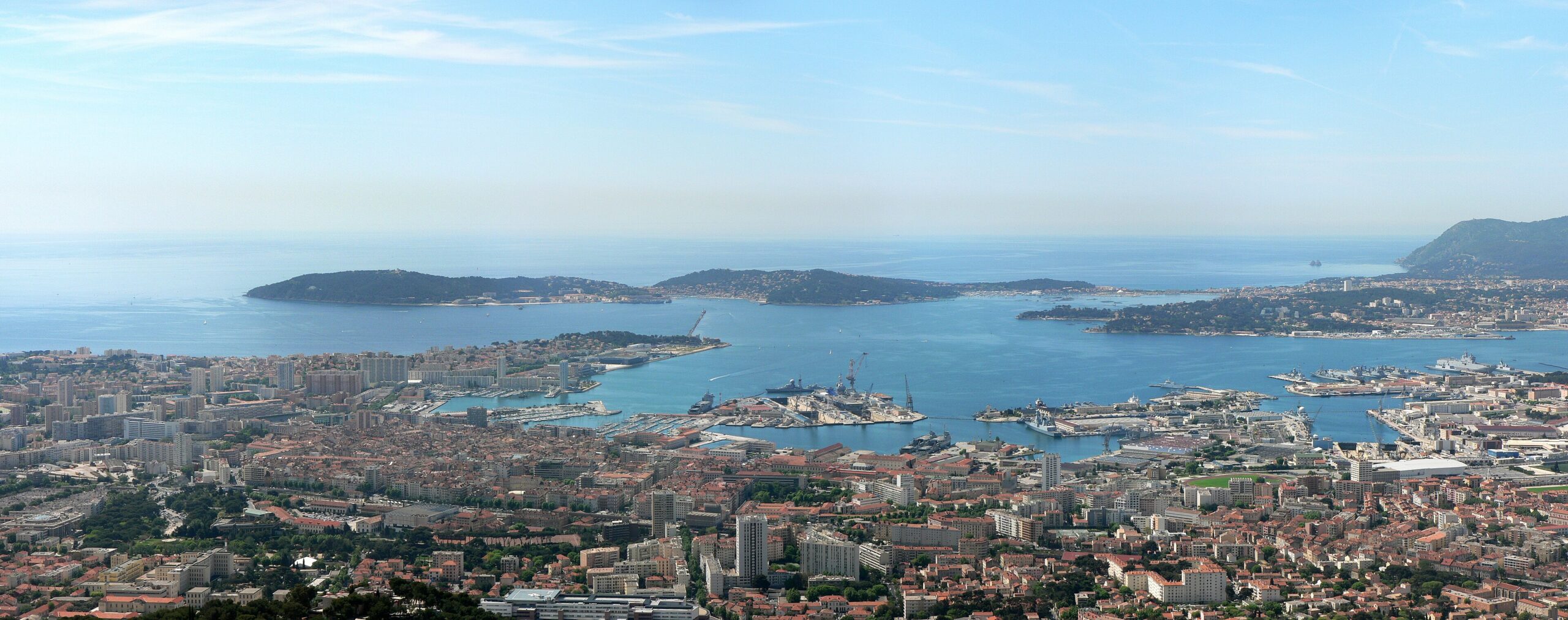 Panorama de Toulon et de sa rade depuis le mont Faron