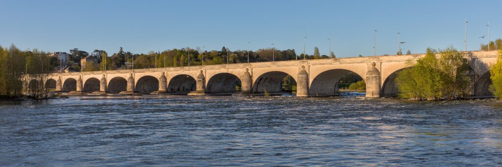 Le pont Wilson sur la Loire à Tours, dans la lumière de fin d’après-midi