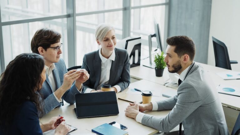 Réunion de travail avec échanges autour de documents