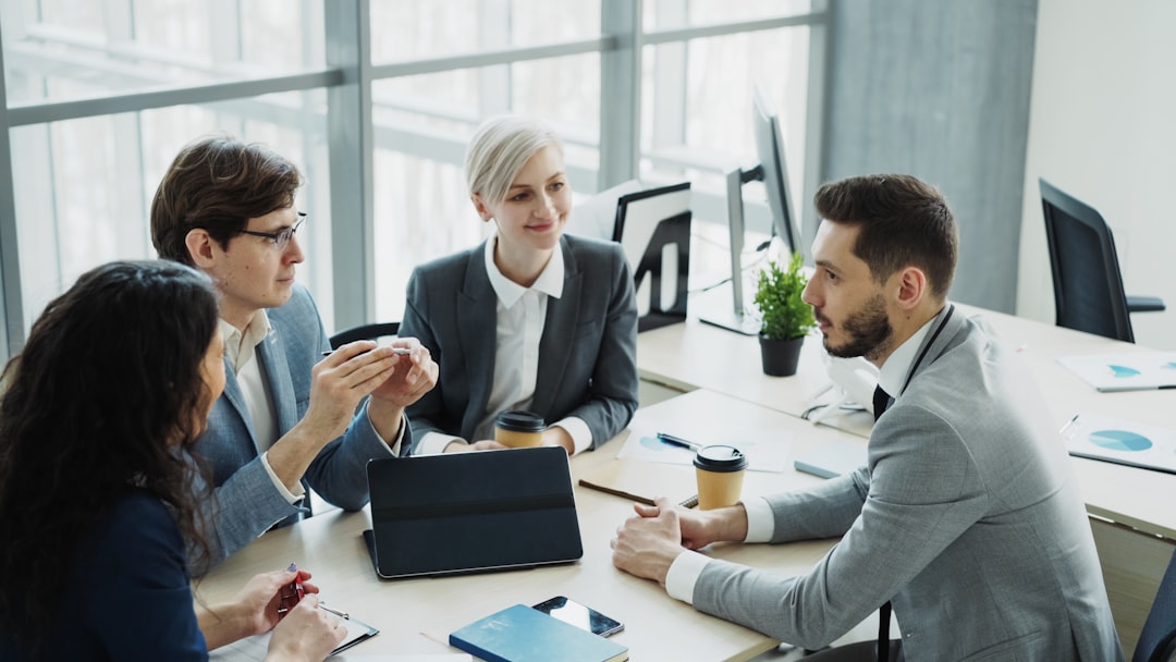 Réunion de travail avec échanges autour de documents