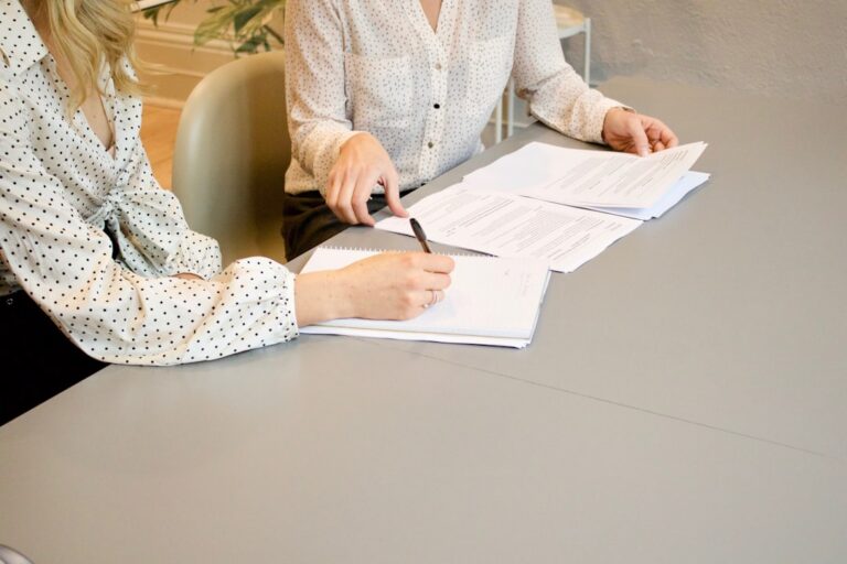 Deux personnes examinent ensemble un document