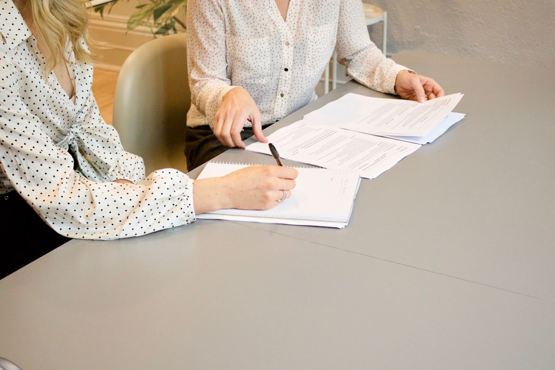 Deux personnes examinent ensemble un document