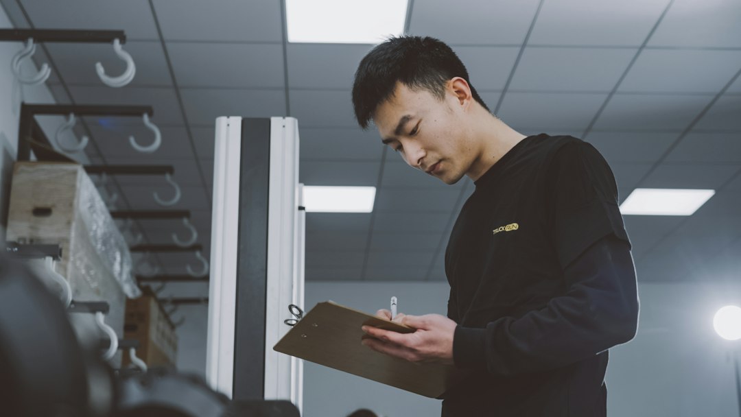 Professionnel vérifiant un document dans un atelier