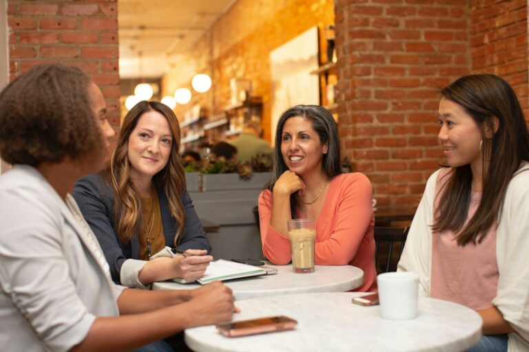 Échanges entre quatre professionnelles autour d’une table