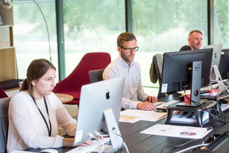 Collègues travaillant sur leurs ordinateurs dans un bureau