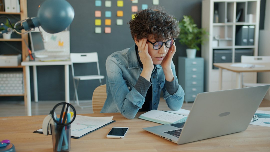 Personne fatiguée à son poste de travail devant un ordinateur