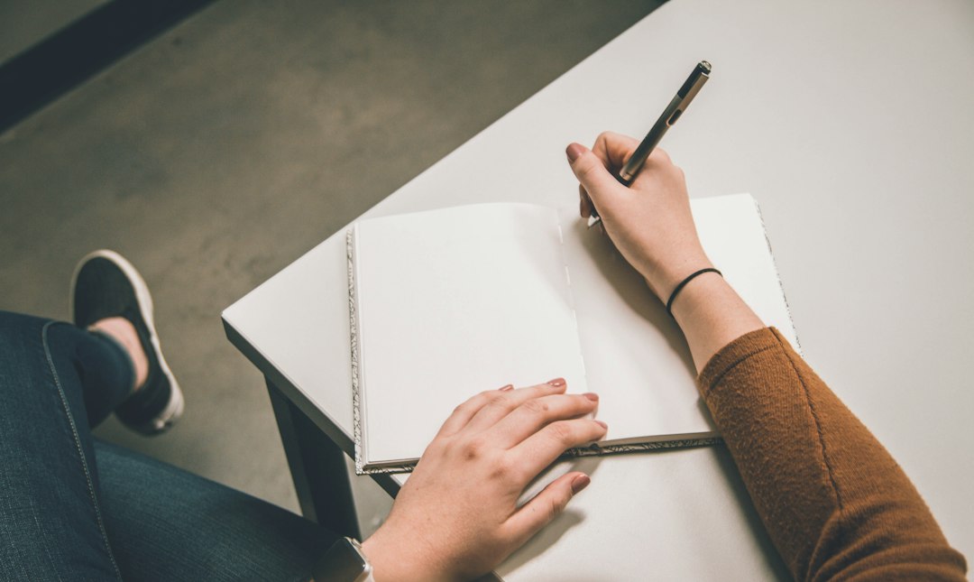 Consignation de notes manuscrites dans un carnet