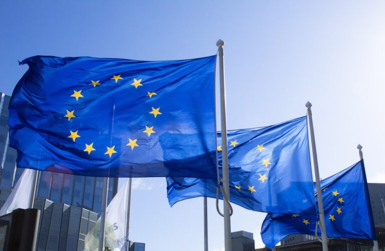 Drapeaux de l’Union européenne devant des immeubles de bureaux