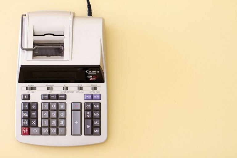 Calculatrice comptable et rouleau de justificatifs