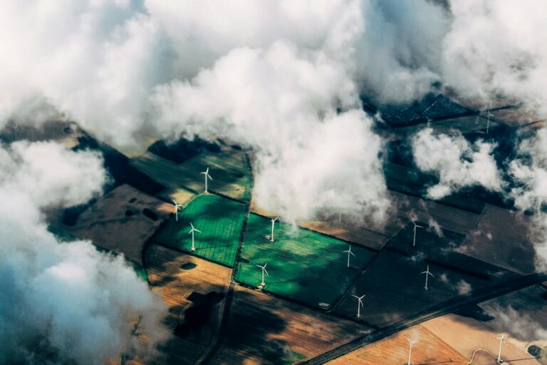 Éoliennes et terres agricoles vues du ciel