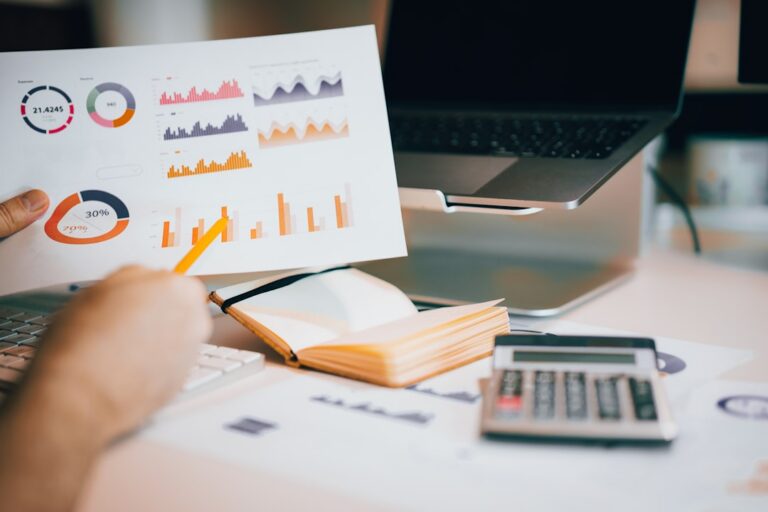Analyse de graphiques et de données financières sur papier