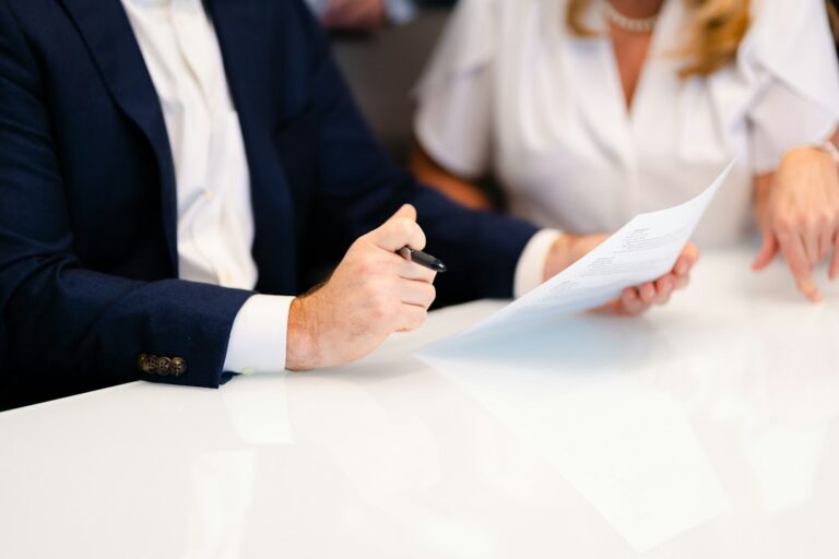 Échange individuel autour d’un document posé sur une table