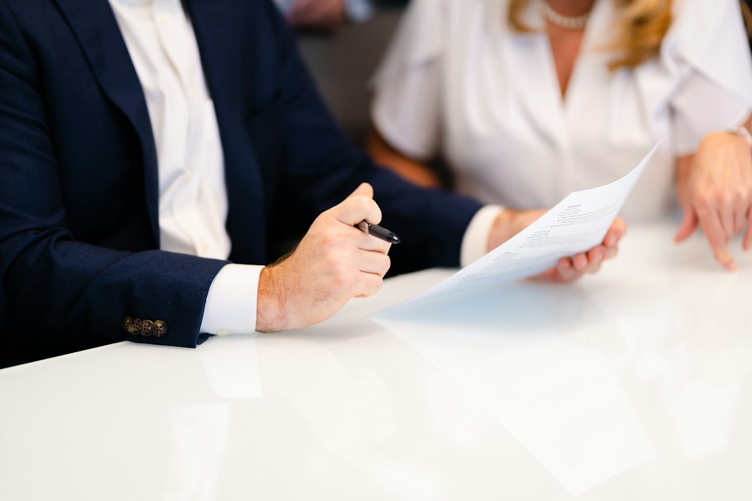Échange individuel autour d’un document posé sur une table