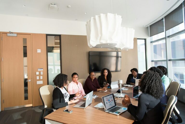 Groupe de professionnels réunis autour de documents de travail