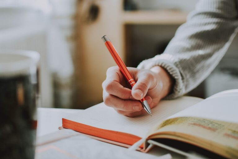 Prise de notes dans un carnet avec un stylo