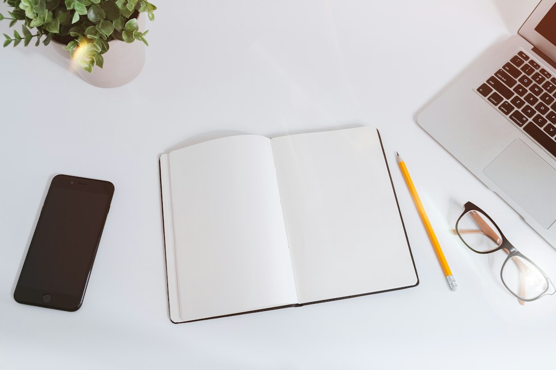 Bureau organisé avec carnet, ordinateur et documents