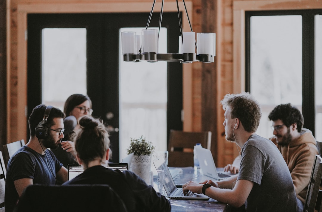 Plusieurs collègues échangent autour d’une table dans un bureau