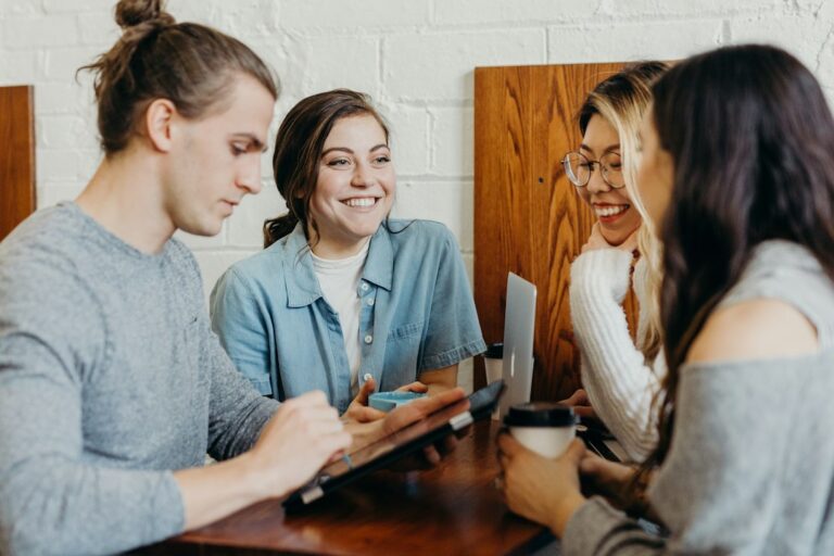 Plusieurs collègues discutent ensemble autour d’une table